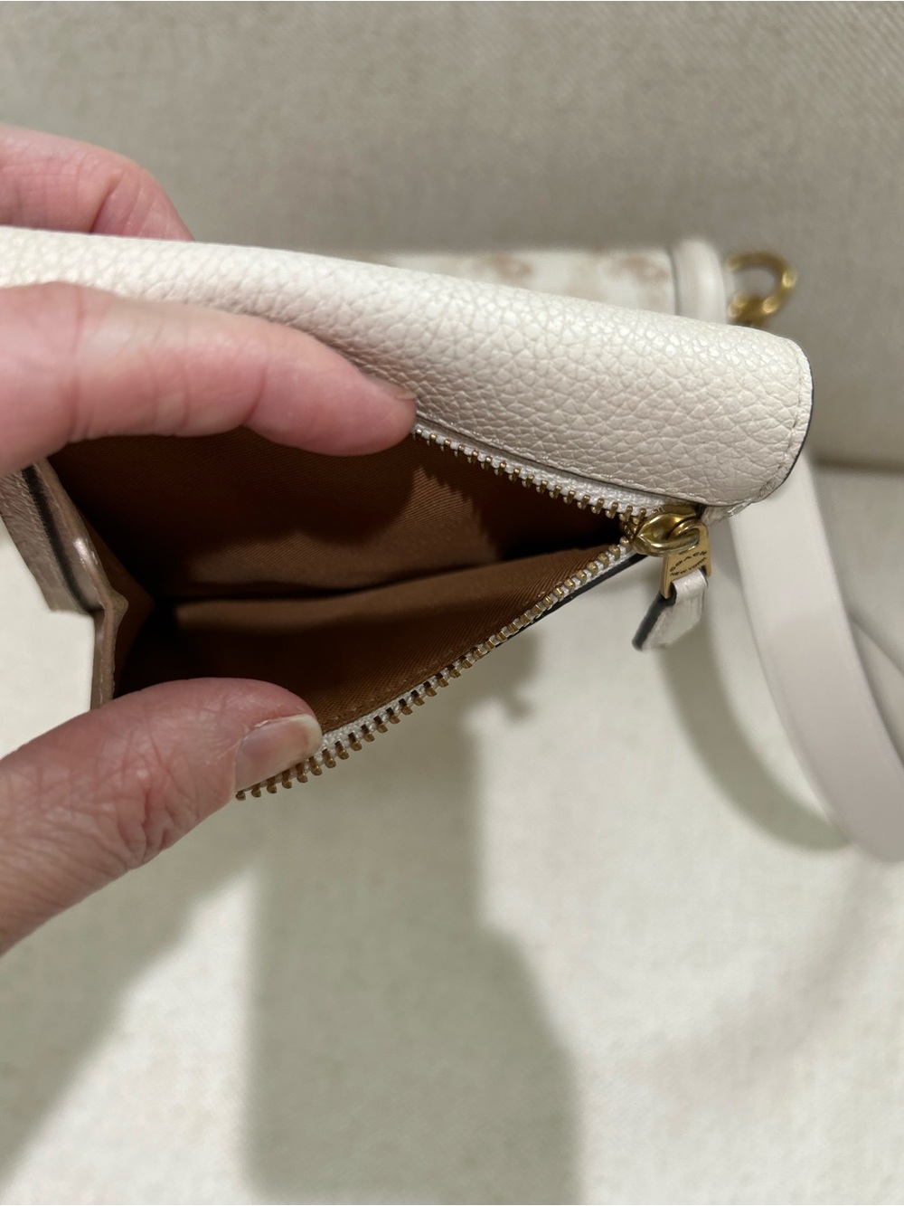 COACH Wyn Small Wallet Signature Horse and Carriage Chalk Taupe Pebble Leather - Picture 3 of 5